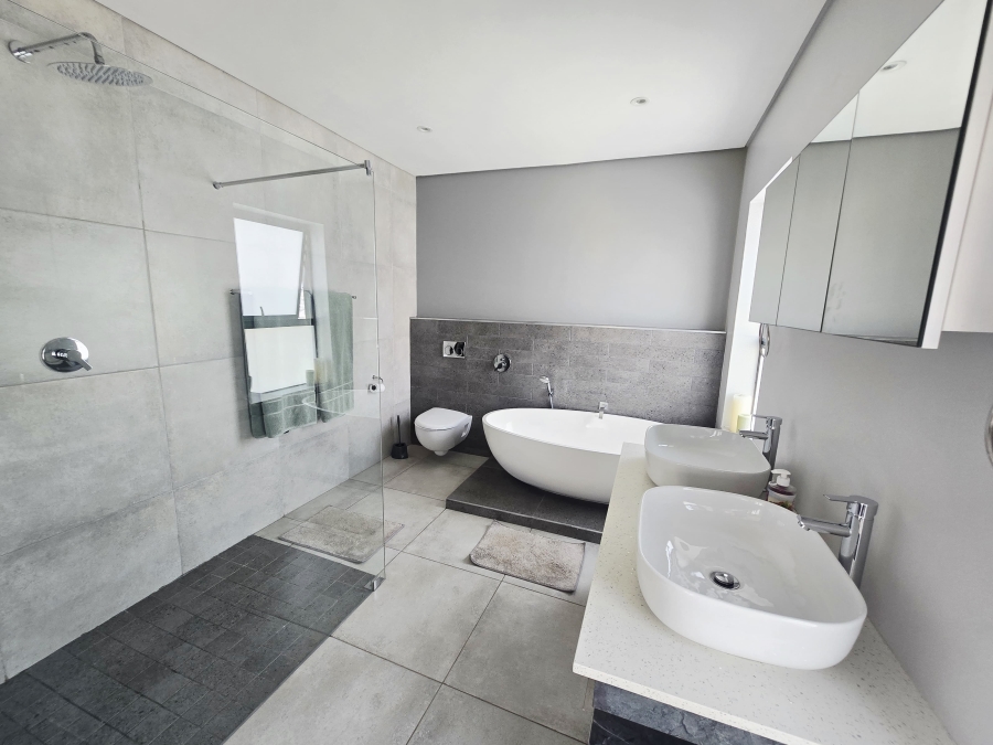 4 Bedroom Property for Sale in Kingswood Golf Estate Western Cape